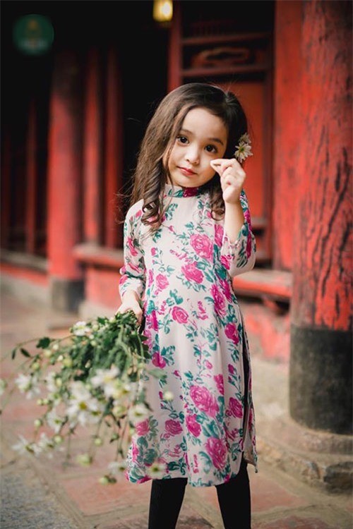 花柄のアオザイを着ているベトナム人の子供